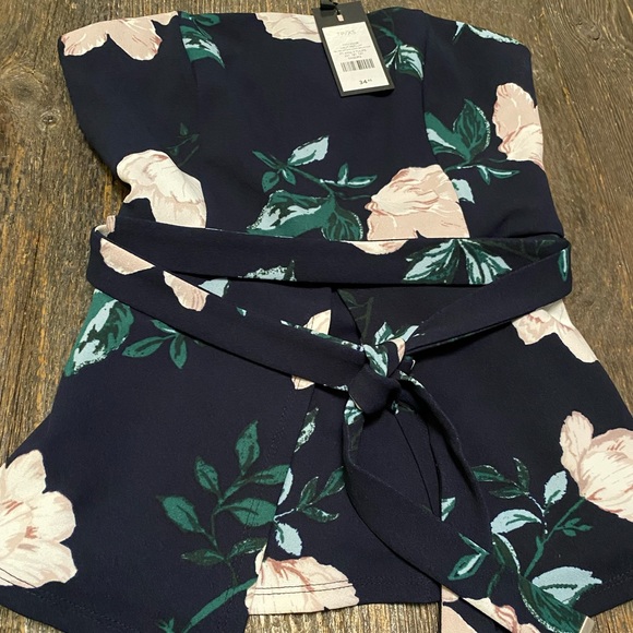 NWT Floral Peplum top ✨ - Picture 2 of 3